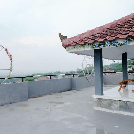 Hotel RedDoorz Syariah @ Puncak Buring Malang Exterior foto