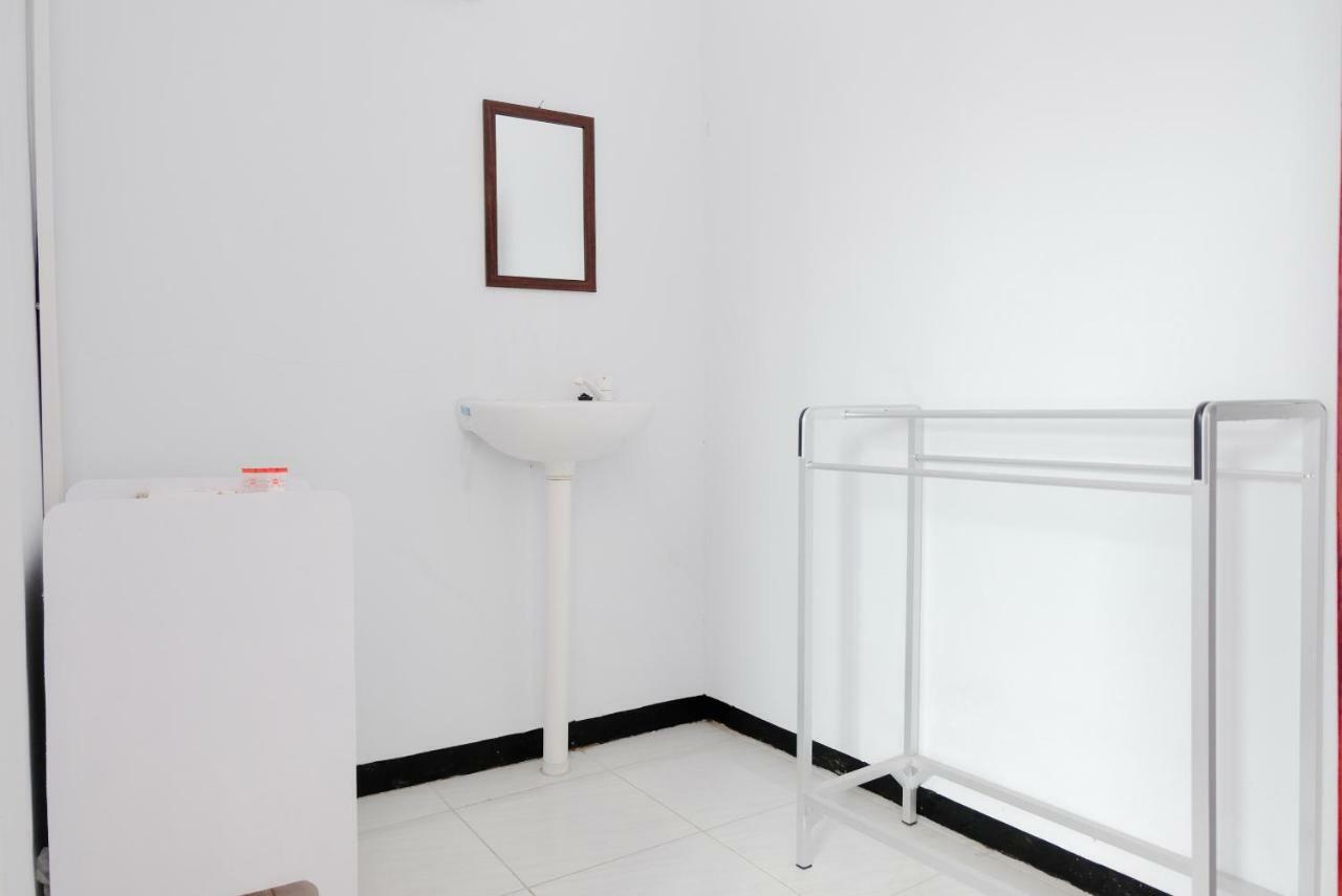 Hotel RedDoorz Syariah @ Puncak Buring Malang Zimmer foto