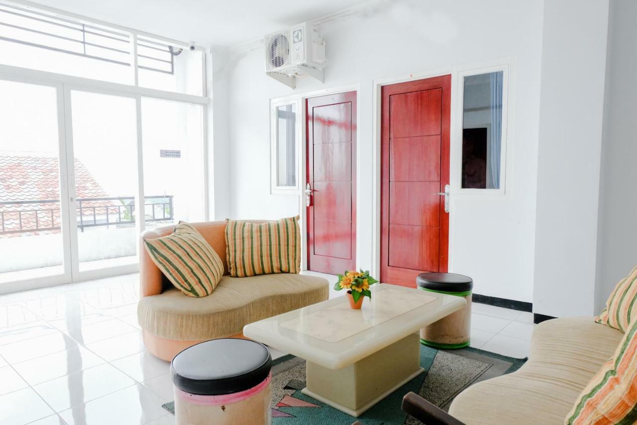 Hotel RedDoorz Syariah @ Puncak Buring Malang Exterior foto