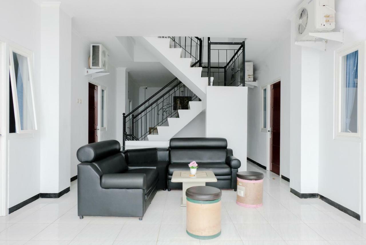 Hotel RedDoorz Syariah @ Puncak Buring Malang Exterior foto
